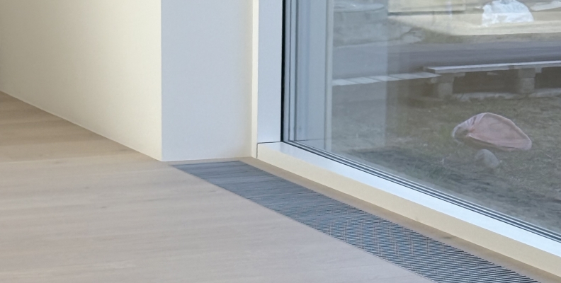 Робот остановился посреди комнаты